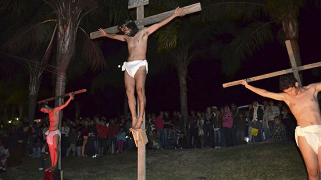 Espetáculo Paixão de Cristo reúne 7 mil pessoas e emociona - 2013
