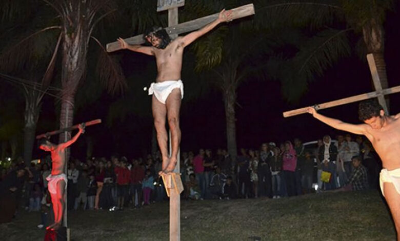 Espetáculo Paixão de Cristo reúne 7 mil pessoas e emociona - 2013