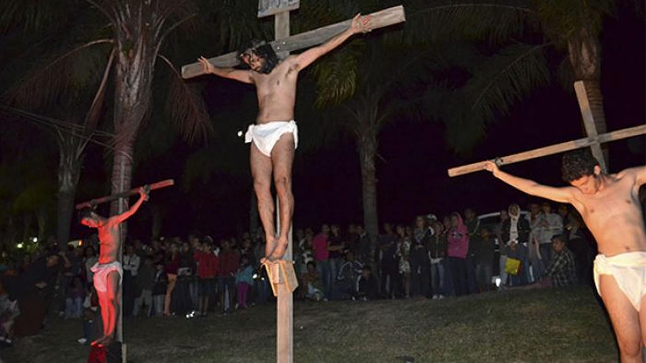 Espetáculo Paixão de Cristo reúne 7 mil pessoas e emociona - 2013