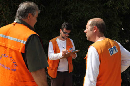 Defesa Civil orienta população sobre cuidados em dia chuva forte