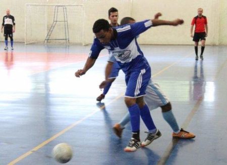 Prefeitura oferece aulas gratuitas de futsal no Ginásio Victor Savala