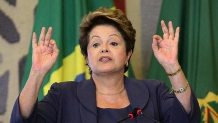 Dilma cai, mas mantém direitos políticos