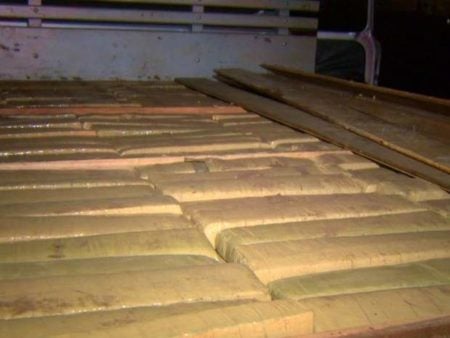 Picape abandonada em Hortolândia, escondia 355 tijolos de maconha