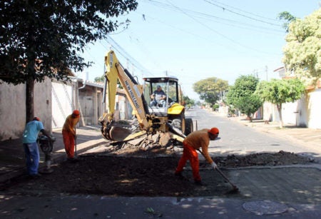 Prefeitura recupera asfalto nos bairros Amanda e Novo Ângulo