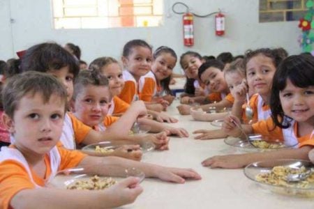 Escolas oferecem merenda com cardápio especial na Semana da Criança