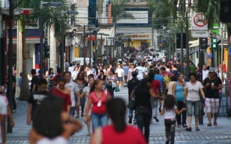 Papai Noel chega de trio elétrico ao Centro de Campinas 