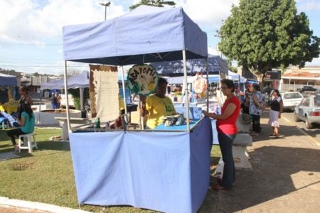 Feira da Economia Solidária está acontecendo na Praça Bambino (12)
