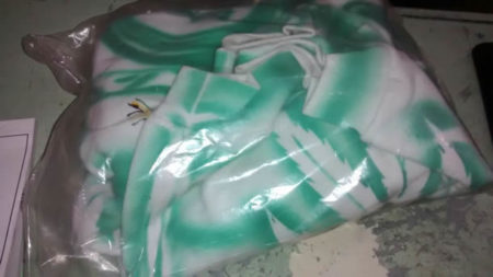 Açougueiro é detido por usar blusa com estampa de folhas de maconha