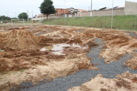 Dreno da Praça do Jardim Terras de Santo Antonio é desobstruí