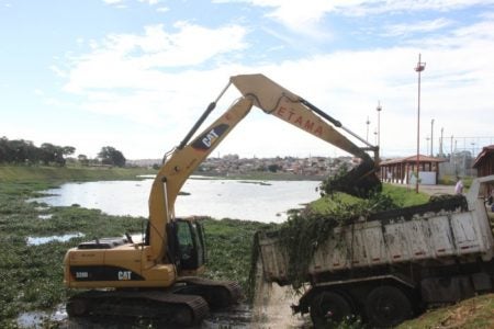 Prefeitura realiza limpeza no lago do Parque Remanso das Águas