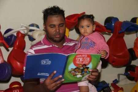 Prefeitura distribui cartilha sobre importância de parceria escola/família