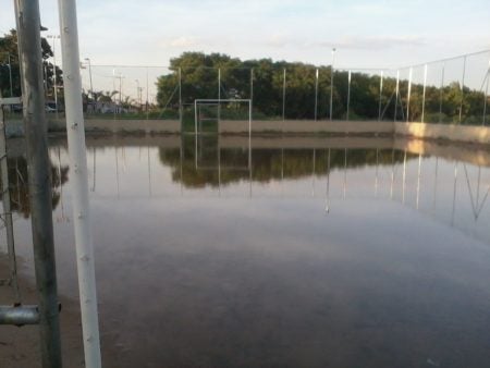 Moradores reclamam de ‘piscinão’ formado em quadra e se preocupam com dengue