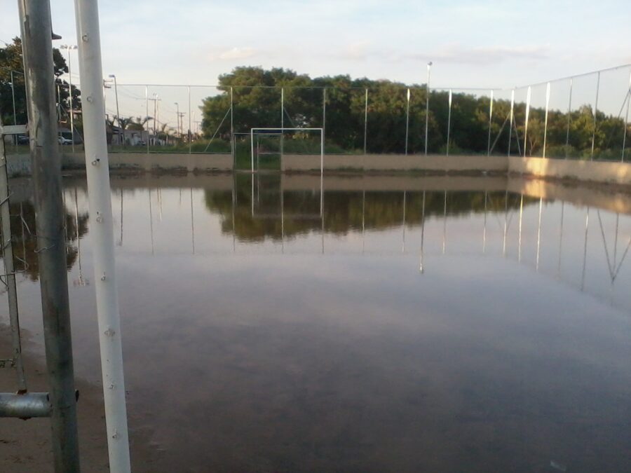 Moradores reclamam de ‘piscinão’ formado em quadra e se preocupam com dengue