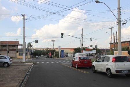 Vias têm mudança de direção e recebem semáforos