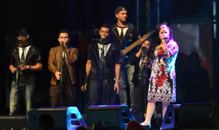 Cassiane esquenta noite de louvor em Hortolândia