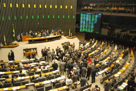 Deputados aprovam fim da reeleição para presidente, governador e prefeito
