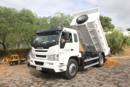 Novo caminhão agiliza manutenção escolar