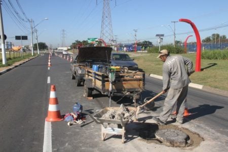 Prefeitura recupera pavimento ao redor de galeria na avenida da Emancipação