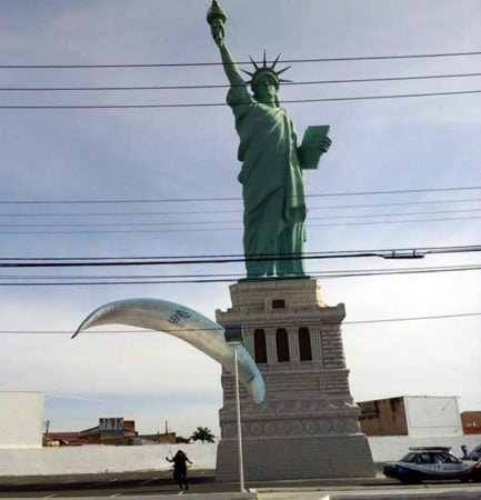 Piloto de Paraglider Hortolandense pousa ao lado da Estátua da Liberdade da Havan