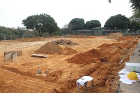Campo de futebol society está sendo construído no Jardim Adelaide