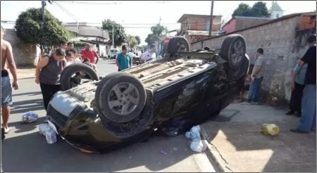 Carro capota e deixa 3 feridos no Jd Amanda
