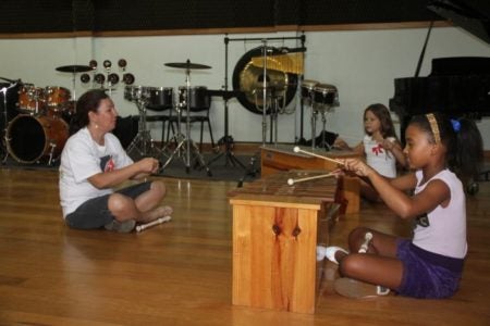 Centro de Educação Musical leva apresentações a escolas integrais municipais