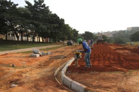Prefeitura realiza obras viárias no Jardim Amanda