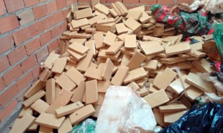 Centro de distribuição armazenava 1.350 tijolos de maconha