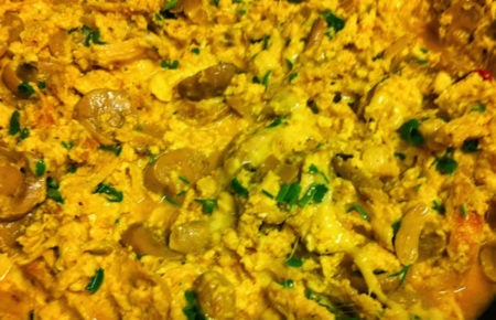 Ovos mexidos com peito de frango picado