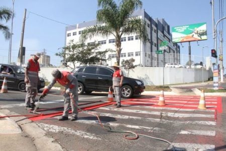 Faixas de pedestres recebem reforço na sinalização