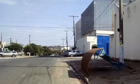 Estrutura de ponto de ônibus cede.