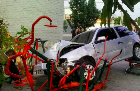 Mulher perde o controle do carro e invade academia ao ar livre