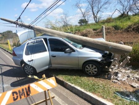 Motorista perde o controle do carro e bate em poste