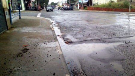 Chuvas abre buraco em asfalto e moradora reclama