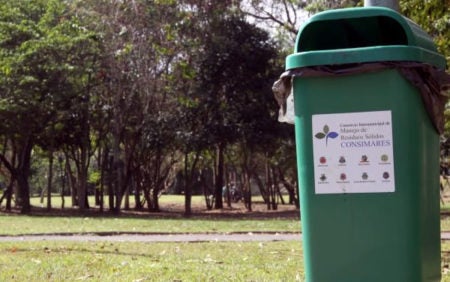 Cartazes de conscientização sobre uso de lixeiras são distribuídos na cidade