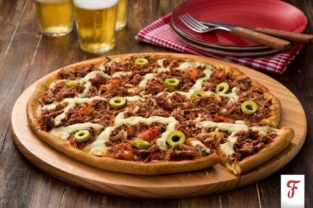 Pizza de costela com queijo para fugir do comum e surpreender os amigos