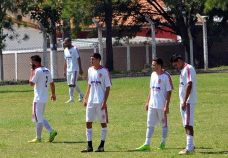 Sumarezinho goleia e escapa do rebaixamento em campo de jogo