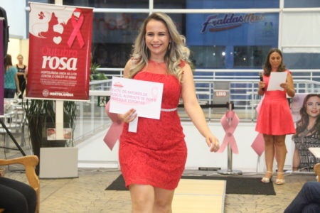 Desfile Rosa celebra a vida de mulheres que tiveram câncer de mama