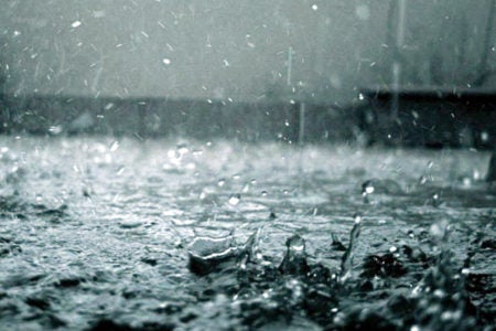 Cidadã alerta que escola alaga com chuva