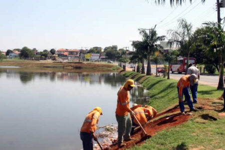 Plantio de grama ao redor da lagoa do Jardim Amanda está em fase final
