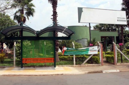 Paradas de ônibus recebem novos abrigos e obras de acessibilidade