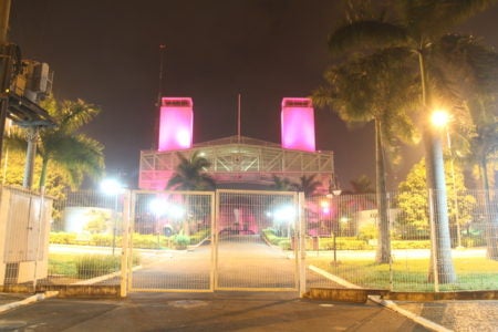 Centro de Eventos “A Poderosa” recebe iluminação especial do “Outubro Rosa”