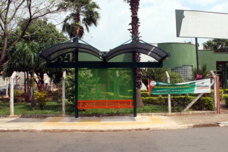 Prefeitura finaliza implantação de 10 novos abrigos em paradas de ônibus