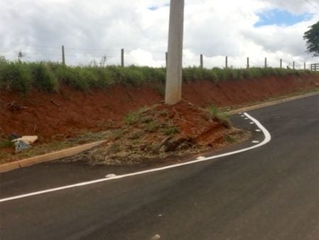 Prefeitura faz sinalização em poste irregular