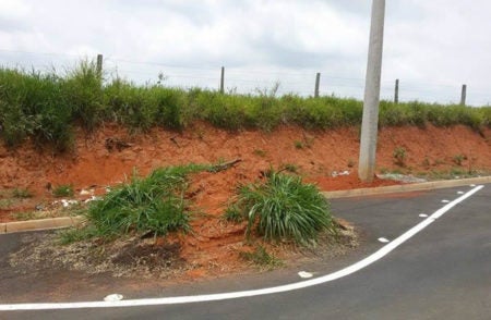 Poste irregular foi corrigido; “monte” de terra ainda traz perigo