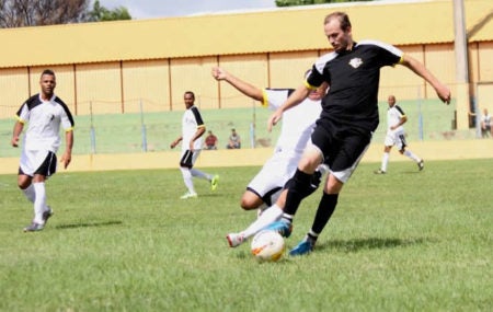 Atletas distribuem brinquedos na “Festa da Criança”, que acontece neste sábado (19)