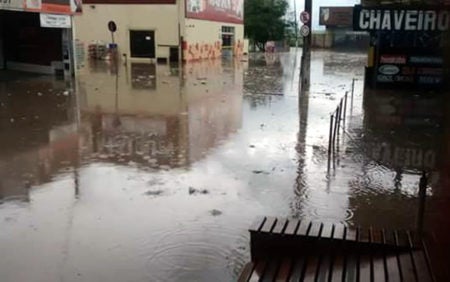 Obras de contenção de enchentes falham