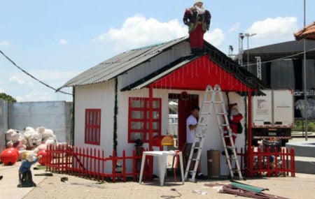 Prefeitura finaliza decoração do “Natal no Parque”