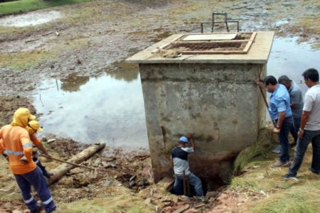 Prefeitura troca tubulação de sistema de transbordo da lagoa do Parque Dorothy