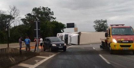 Carreta tomba no trevo da Bosch